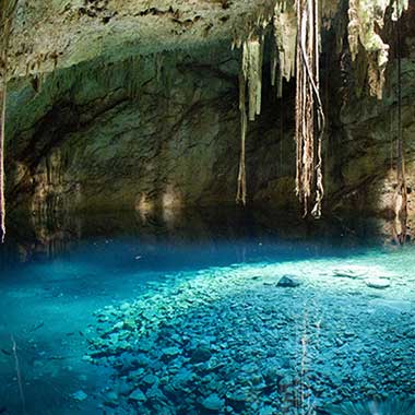 Într-o peşteră străluceşte o baltă de apă turcoaz. Sursele de apă subterană au adesea azot care apare în mod natural sub formă de amoniac, nitriţi şi nitraţi.