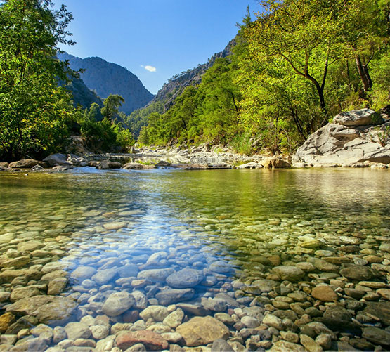 Un râu de munte reprezentând o sursă de apă influentă.